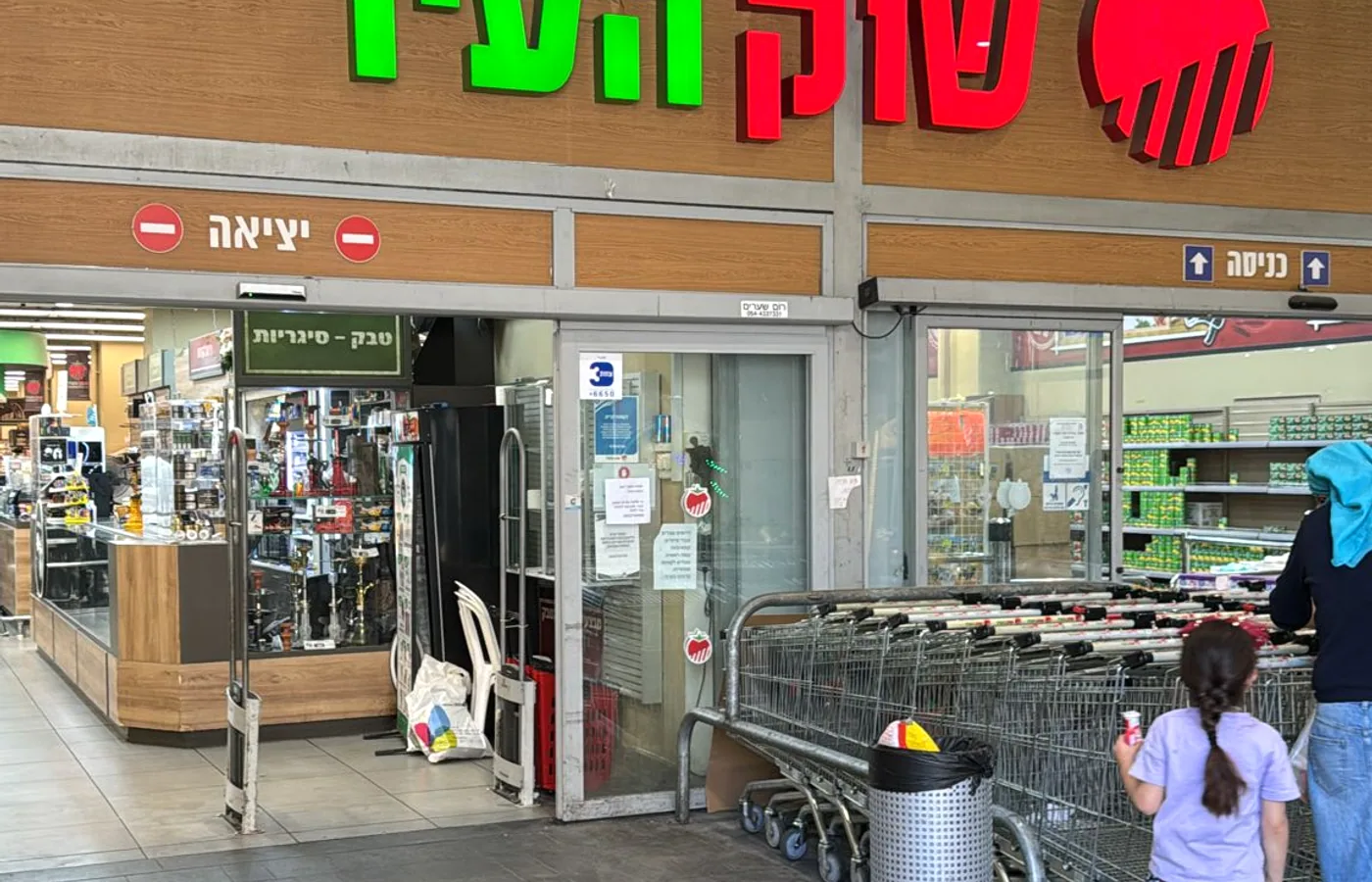 הכניסה לחנות בקניון רמות, ביציאה מסופר שוק העיר