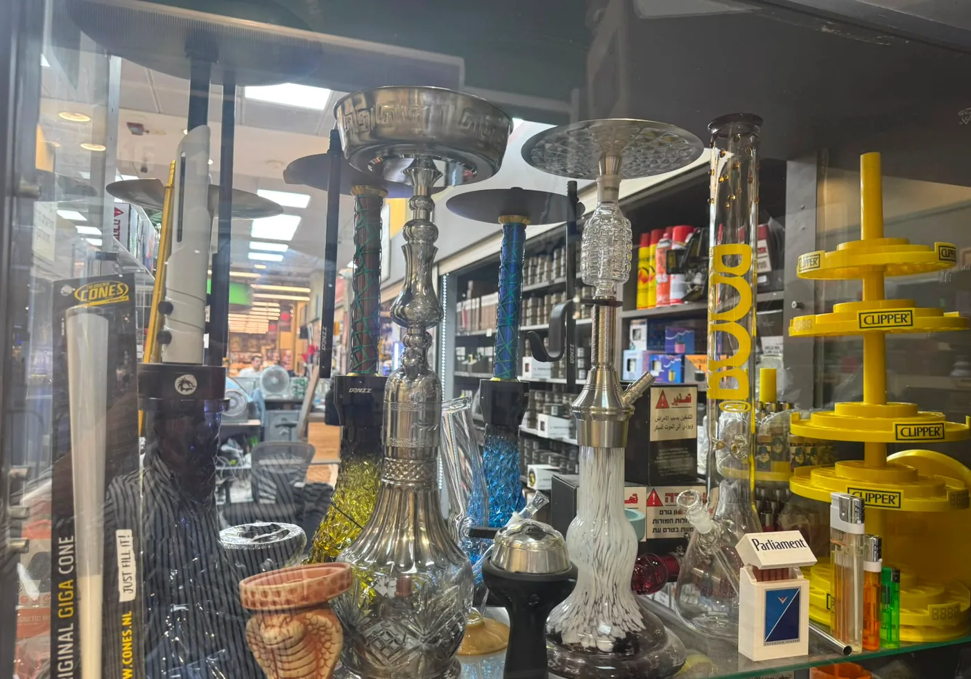 תצוגת נרגילות ואביזרים בחנות