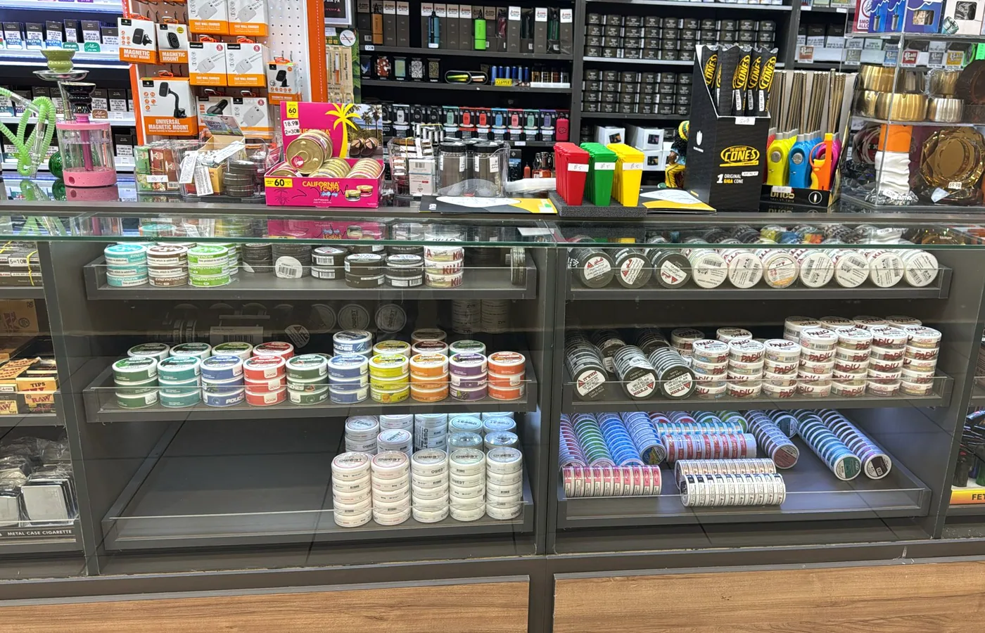 תצוגת מדפים מסודרת בחנות מרי וחואנה